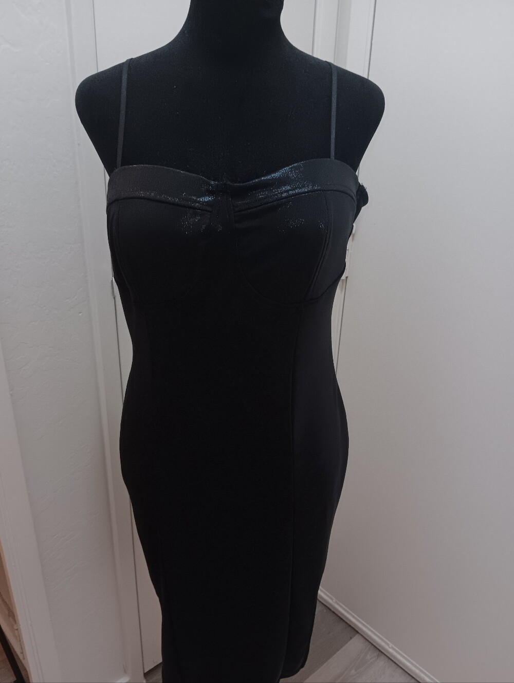 Black Midi Spaghetti-Strap Dress with Sweetheart Neckline